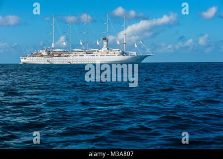 Viste generali di crociere noleggio windsurf, Windstar in Barbados, Caraibi, passeggiate giovane al tramonto, spiagge su 1 Febbraio 2018. Foto Stock