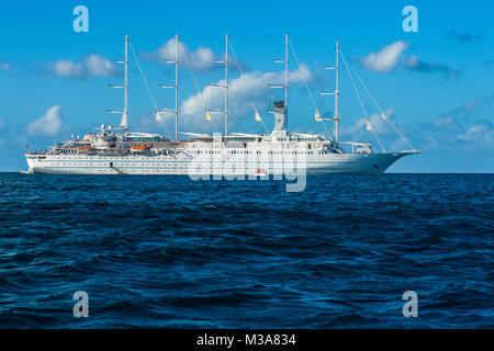 Viste generali di crociere noleggio windsurf, Windstar in Barbados, Caraibi, passeggiate giovane al tramonto, spiagge su 1 Febbraio 2018. Foto Stock