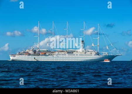 Viste generali di crociere noleggio windsurf, Windstar in Barbados, Caraibi, passeggiate giovane al tramonto, spiagge su 1 Febbraio 2018. Foto Stock