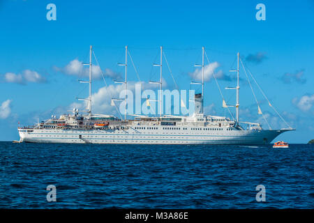 Viste generali di crociere noleggio windsurf, Windstar in Barbados, Caraibi, passeggiate giovane al tramonto, spiagge su 1 Febbraio 2018. Foto Stock