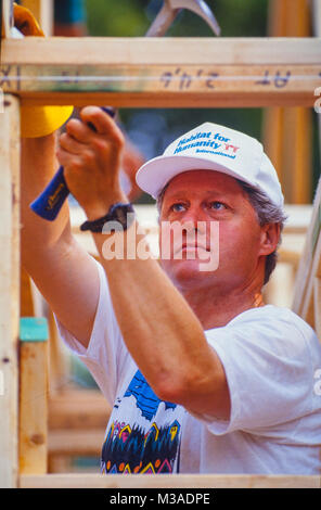 Il presidente Bill Clinton lavora al telaio di una casa durante un Habitat for Humanity house di Atlanta, Georgia. Il build incluse volontari quali Bill, Chelsea e Hillary Clinton Al e il ribaltatore Gore e Jimmy and Rosalynn Carter. Foto Stock