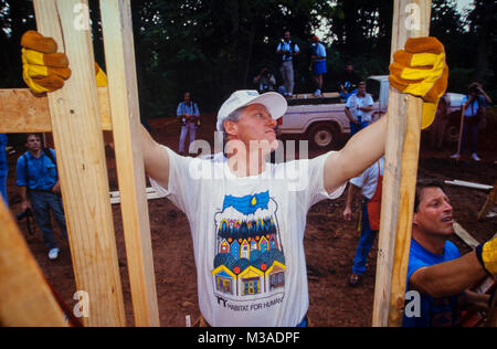 Il presidente Bill Clinton lavora al telaio di una casa durante un Habitat for Humanity house di Atlanta, Georgia. Il build incluse volontari quali Bill, Chelsea e Hillary Clinton Al e il ribaltatore Gore e Jimmy and Rosalynn Carter. Foto Stock