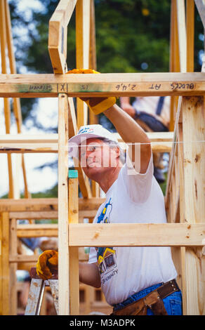 Il presidente Bill Clinton lavora al telaio di una casa durante un Habitat for Humanity house di Atlanta, Georgia. Il build incluse volontari quali Bill, Chelsea e Hillary Clinton Al e il ribaltatore Gore e Jimmy and Rosalynn Carter. Foto Stock