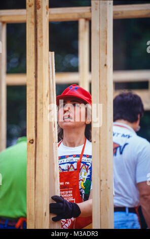 Hillary Clinton lavora al telaio di una casa durante un Habitat for Humanity house di Atlanta, Georgia. Il build incluse volontari quali Bill, Chelsea e Hillary Clinton Al e il ribaltatore Gore e Jimmy and Rosalynn Carter. Foto Stock