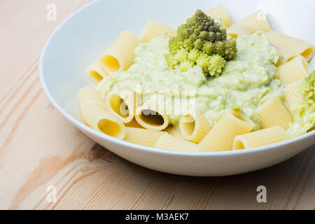 Pasta con i broccoli Romanesco cavolo e mozzarella. Su sfondo rustico. Foto Stock