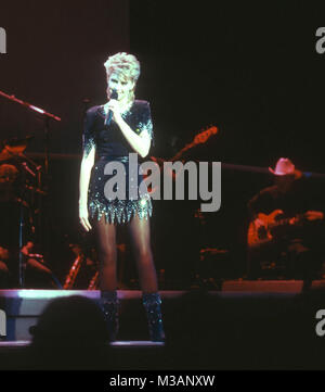 UNIVERSAL City, CA - 7 ottobre: cantante Olivia Newton-John esegue in concerto al anfiteatro Universale il 7 ottobre 1982 in città universale, California. Foto di Barry re/Alamy Stock Photo Foto Stock