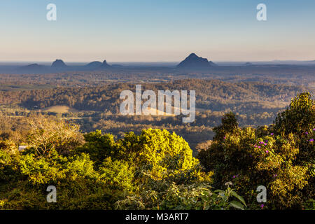 Vista della casa di vetro montagne di sera, Sunshine Coast, Queensland, Australia Foto Stock