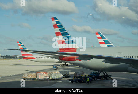 American Airlines di piani che sono sottoposti a interventi di assistenza presso l'Aeroporto Internazionale di Miami, Florida, Stati Uniti d'America Foto Stock