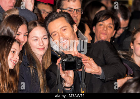 Hugh Jackman lässt sich bereitwillig fotografieren mit seinen Fans auf dem roten Teppich zur Premiere von - Chappie - in der Mall of Berlin am Potsdamer Platz di Berlino. Foto Stock