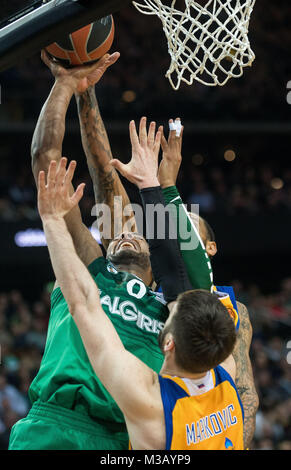 Kaunas, Lituania. Il 9 febbraio, 2018. Brandon Davies (C) di Zalgiris Kaunas va al cestello durante una partita a stagione regolare di Eurolega il 2017-2018 tra Zalgiris Kaunas dalla Lituania e Khimki Regione di Mosca dalla Russia a Kaunas, Lituania, Febbraio 9, 2018. Khimki Moscow Region sconfitto Zalgiris Kaunas con 84-74. Credito: Alfredas Pliadis/Xinhua/Alamy Live News Foto Stock