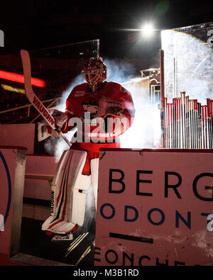 Charlotte Checkers goaltender Alex Nedeljkovic (30) durante l'AHL hockey gioco tra lo Springfield Thunderbirds e il Charlotte Checkers su Venerdì 9 febbraio, 2018 a Bojangles Coliseum di Charlotte, NC. Giacobbe Kupferman/CSM Foto Stock