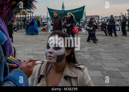 Venezia, Italia - 09 febbraio: una donna viene messo sul make-up per il carnevale di Venezia il 9 febbraio 2018 a Venezia, Italia. Credito: risveglio Agenzia fotografica/Alamy Live News Foto Stock