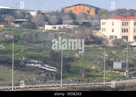 Harduf, Israele. 10 Febbraio, 2018. Israeliano il personale di sicurezza guard i resti di un israeliano F-16 vicino Harduf, Israele, nel febbraio 10, 2018. Israele velivoli attaccato sabato obiettivi iraniani in Siria dopo intercettando il governo iraniano Drone (UAV), e un israeliano fighter jet è stato girato abbattuto dalla Siria dopo. Credito: JINI/Xinhua/Alamy Live News Foto Stock