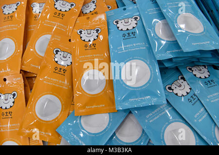 Gangneung, Corea del Sud. Xx Febbraio 2018. Maschere facciali sono tra i molti articoli venduti in un centro commerciale in Gangneung, Corea del Sud, 20 febbraio 2018. Credito: Pietro Kneffel/dpa/Alamy Live News Foto Stock