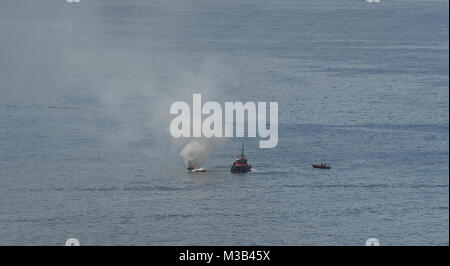 Costa Adeje, Tenerife. 10 Febbraio, 2018. Una barca è visto sul fuoco in Costa Adeje, Tenerife. Credito: Dave Baxter/Alamy Live News. Foto Stock