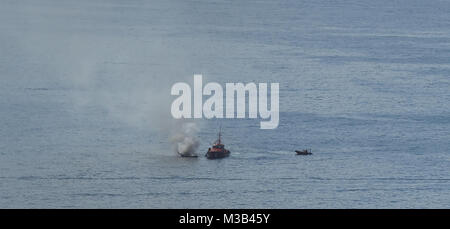 Costa Adeje, Tenerife. 10 Febbraio, 2018. Una barca è visto sul fuoco in Costa Adeje, Tenerife. Credito: Dave Baxter/Alamy Live News. Foto Stock