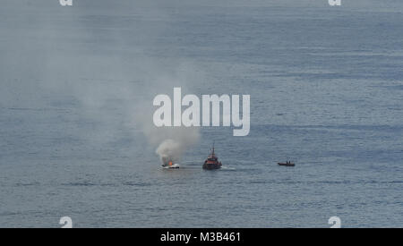 Costa Adeje, Tenerife. 10 Febbraio, 2018. Una barca è visto sul fuoco in Costa Adeje, Tenerife. Credito: Dave Baxter/Alamy Live News. Foto Stock