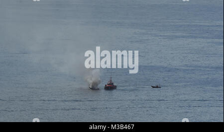 Costa Adeje, Tenerife. 10 Febbraio, 2018. Una barca è visto sul fuoco in Costa Adeje, Tenerife. Credito: Dave Baxter/Alamy Live News. Foto Stock