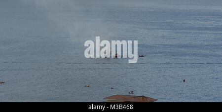 Costa Adeje, Tenerife. 10 Febbraio, 2018. Una barca è visto sul fuoco in Costa Adeje, Tenerife. Credito: Dave Baxter/Alamy Live News. Foto Stock