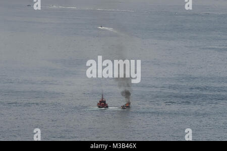 Costa Adeje, Tenerife. 10 Febbraio, 2018. Una barca è visto sul fuoco in Costa Adeje, Tenerife. Credito: Dave Baxter/Alamy Live News. Foto Stock