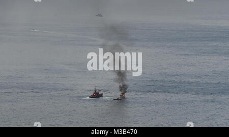 Costa Adeje, Tenerife. 10 Febbraio, 2018. Una barca è visto sul fuoco in Costa Adeje, Tenerife. Credito: Dave Baxter/Alamy Live News. Foto Stock