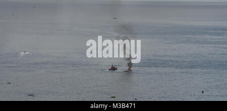 Costa Adeje, Tenerife. 10 Febbraio, 2018. Una barca è visto sul fuoco in Costa Adeje, Tenerife. Credito: Dave Baxter/Alamy Live News. Foto Stock