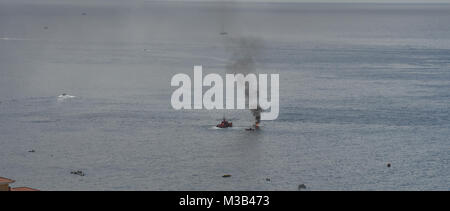 Costa Adeje, Tenerife. 10 Febbraio, 2018. Una barca è visto sul fuoco in Costa Adeje, Tenerife. Credito: Dave Baxter/Alamy Live News. Foto Stock