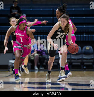 Hass Pavilion Berkeley CALIFORNIA, STATI UNITI D'AMERICA. 09Feb, 2018. CA U.S.A. Colorado guard Aubrey cavaliere (24)porta la palla in alto tribunale durante il NCAA donna gioco di basket tra Colorado buffaloes e la California Golden Bears 76-78 perso a Hass Pavilion Berkeley in California Thurman James/CSM/Alamy Live News Foto Stock