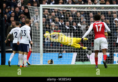 Londra, Regno Unito. 10 Febbraio, 2018. Hugo Lloris (TH) rende un salvataggio in Premier League inglese partita di calcio tra Tottenham Hotspur v Arsenal allo Stadio di Wembley, Londra, il 10 febbraio 2018. * * Questa foto è per il solo uso editoriale** Credito: Paolo Marriott/Alamy Live News Foto Stock