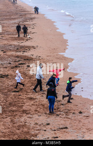 Famiglia godendo le vacanze scolastiche nonostante un clima umido. Rainy inizia a metà termine rottura a Paignton, Torbay, Devon, Regno Unito. Credito: JHNews / Alamy Live News Foto Stock