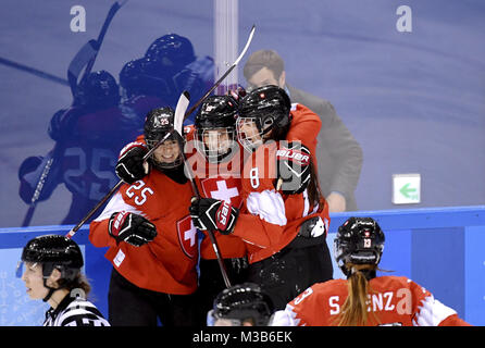 Pyeongchang, Corea del Sud. 10 Febbraio, 2018. I giocatori della Svizzera celebrare dopo rigature durante il confronto preliminare delle donne di hockey su ghiaccio tra la Svizzera e il team unificato della Repubblica Popolare Democratica di Corea (DPRK) e Corea del Sud al Pyeongchang 2018 Giochi Olimpici Invernali a Kwandong Hockey Center in Gangneung, Corea del Sud, nel febbraio 10, 2018. Credito: Wang Song/Xinhua/Alamy Live News Foto Stock