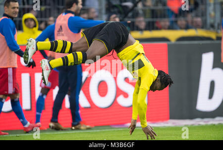 Dortmund, Germania. 10 Febbraio, 2018. Dortmund Batshuavi Michy festeggia il suo gol contro Hamburger SV a Dortmund, Germania, il 10 febbraio 2018. Credito: Guido Kirchner/dpa/Alamy Live News Foto Stock