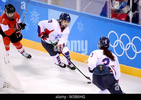 Pyeongchang, Corea del Sud. 10 Febbraio, 2018. Choi Jiyeon (C) del team unificato della Repubblica Popolare Democratica di Corea (DPRK) e Corea del Sud aziona il puck durante il loro confronto preliminare di donne a hockey su ghiaccio contro la Svizzera a Pyeongchang 2018 Giochi Olimpici Invernali a Kwandong Hockey Center in Gangneung, Corea del Sud, nel febbraio 10, 2018. Credito: Wang Song/Xinhua/Alamy Live News Foto Stock