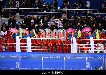 Pyeongchang, Corea del Sud. 10 Febbraio, 2018. Cheerleader da la Repubblica popolare democratica di Corea (DPRK) allietare durante il confronto preliminare delle donne di hockey su ghiaccio tra la Svizzera e il team unificato della Repubblica democratica popolare di Corea e Corea del Sud al Pyeongchang 2018 Giochi Olimpici Invernali a Kwandong Hockey Center in Gangneung, Corea del Sud, nel febbraio 10, 2018. Credito: Wang Song/Xinhua/Alamy Live News Foto Stock