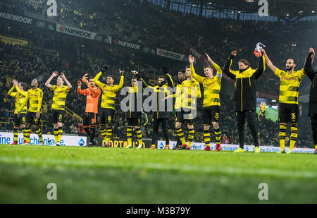 Dortmund, Germania. 10 Febbraio, 2018. Dortmund i giocatori di celebrare la loro vittoria contro Hamburger SV a Dortmund, Germania, il 10 febbraio 2018. Credito: Guido Kirchner/dpa/Alamy Live News Foto Stock