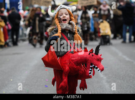 Mainz, Germania. 10 Febbraio, 2018. Una ragazza in un costume vichingo partecipa ai bambini in masquerade Mainz, Germania, 10 febbraio 2018. Secondo gli organizzatori, circa 3200 bambini hanno aderito alla parata di quest'anno, il che lo rende uno dei più grandi del suo genere. Credito: Andreas Arnold/dpa/Alamy Live News Foto Stock