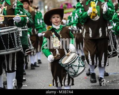 Mainz, Germania. 10 Febbraio, 2018. Sei-anno-vecchio Daniel riproduce i tamburi in corrispondenza di un bambini masquerade a Mainz, Germania, 10 febbraio 2018. Secondo gli organizzatori, circa 3200 bambini hanno aderito alla parata di quest'anno, il che lo rende uno dei più grandi del suo genere. Credito: Andreas Arnold/dpa/Alamy Live News Foto Stock