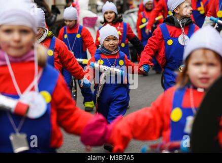 Mainz, Germania. 10 Febbraio, 2018. I bambini in costumi locali partecipano i bambini masquerade a Mainz, Germania, 10 febbraio 2018. Secondo gli organizzatori, circa 3200 bambini hanno aderito alla parata di quest'anno, il che lo rende uno dei più grandi del suo genere. Credito: Andreas Arnold/dpa/Alamy Live News Foto Stock