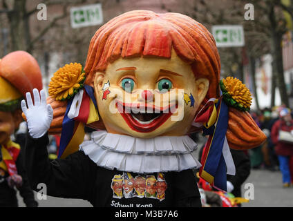 Mainz, Germania. 10 Febbraio, 2018. Bambini indossare 'Schwellköpp' (lit. 'Swollen capi') partecipare i bambini masquerade a Mainz, Germania, 10 febbraio 2018. Secondo gli organizzatori, circa 3200 bambini hanno aderito alla parata di quest'anno, il che lo rende uno dei più grandi del suo genere. Credito: Andreas Arnold/dpa/Alamy Live News Foto Stock