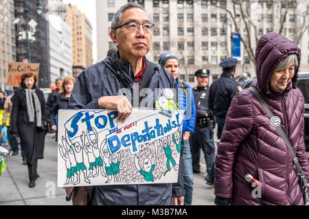 New York, Stati Uniti d'America, 10 feb 2018. Un uomo porta segni contro le deportazioni come egli partecipa a un "non riesci a deportare un movimento di protesta nella città di New York il 10 febbraio. Foto di Enrique Shore/Alamy Live News Foto Stock