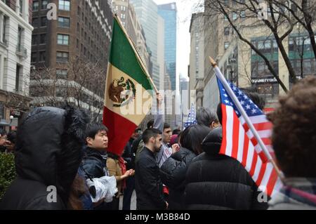 New York, Stati Uniti d'America. Il 10 febbraio, 2018. I Newyorkesi raccolti sulla 34th street durante il Rally di immigrati a alzano la loro voce contro Presidenti Trump la politica in materia di immigrazione e di mostrare il loro sostegno per immigrati e delle loro famiglie. Foto Stock