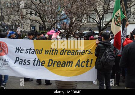 New York, Stati Uniti d'America. Il 10 febbraio, 2018. I Newyorkesi raccolti sulla 34th street durante il Rally di immigrati a alzano la loro voce contro Presidenti Trump la politica in materia di immigrazione e di mostrare il loro sostegno per immigrati e delle loro famiglie. Foto Stock