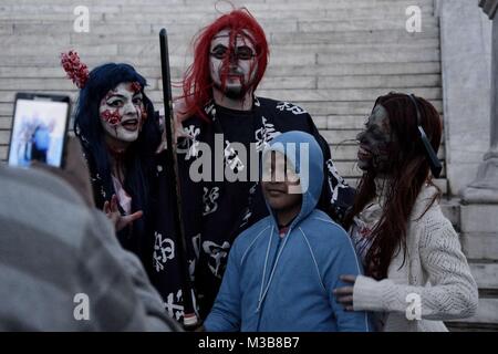 Atene, Grecia. 10 Febbraio, 2018. Un gruppo di partecipanti visto indossare costumi horror in posa per una foto durante la camminata Zombie 2018 ad Atene. Credito: Giorgos Zachos/SOPA/ZUMA filo/Alamy Live News Foto Stock