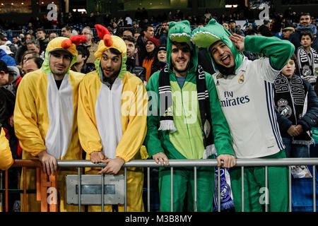 Real Madrid tifosi giunti vestita a festa di carnevale. La Liga match tra Real Madrid vs Real Sociedad al Santiago Bernabeu Stadium in Madrid, Spagna, 10 febbraio 2018. Credito: Gtres Información más Comuniación on line, S.L./Alamy Live News Foto Stock