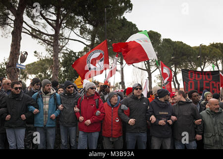 Macerata, Italia. 10 Febbraio, 2018. La manifestazione nazionale contro il fascismo e il razzismo si è tenuto a Macerata. L'evento, nato in risposta alla sparatoria fatta dalla Lega Nord Traini Luca, in cui 7 migranti sono stati feriti, ha visto la partecipazione dei comitati, le organizzazioni e le iniziali provenienti da tutta Italia. (Italia, Macerata (MC), 9 febbraio 2018) il credito: Indipendente Agenzia fotografica/Alamy Live News Foto Stock