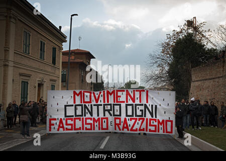 Macerata, Italia. 10 Febbraio, 2018. La manifestazione nazionale contro il fascismo e il razzismo si è tenuto a Macerata. L'evento, nato in risposta alla sparatoria fatta dalla Lega Nord Traini Luca, in cui 7 migranti sono stati feriti, ha visto la partecipazione dei comitati, le organizzazioni e le iniziali provenienti da tutta Italia. (Italia, Macerata (MC), 9 febbraio 2018) il credito: Indipendente Agenzia fotografica/Alamy Live News Foto Stock