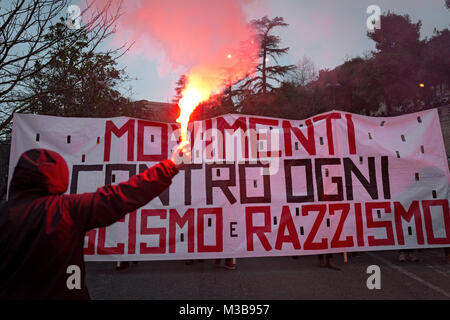 Macerata, Italia. 10 Febbraio, 2018. La manifestazione nazionale contro il fascismo e il razzismo si è tenuto a Macerata. L'evento, nato in risposta alla sparatoria fatta dalla Lega Nord Traini Luca, in cui 7 migranti sono stati feriti, ha visto la partecipazione dei comitati, le organizzazioni e le iniziali provenienti da tutta Italia. (Italia, Macerata (MC), 9 febbraio 2018) il credito: Indipendente Agenzia fotografica/Alamy Live News Foto Stock