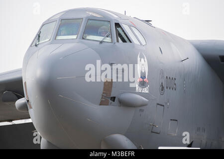 Gen. Robin Rand, Air Force Global Strike Command commander, e il tenente Col. Michael Maginness, XXIII bomba comandante dello squadrone, guardare fuori dalla finestra di una B-52H Stratofortress a Minot Air Force Base, N.D., 6 febbraio 2018. Rand visitato Minot come parte del 2018 Senior leader convenzione. (U.S. Air Force foto di Senior Airman J.T. Armstrong) Foto Stock