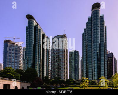 La facciata di un moderno edificio a più piani di vetro e cemento su una strada in una grande città Foto Stock