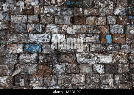 Pile di metallo bloccati a un metallo di fabbrica di riciclaggio, Samut Sakhon, Thailandia Foto Stock